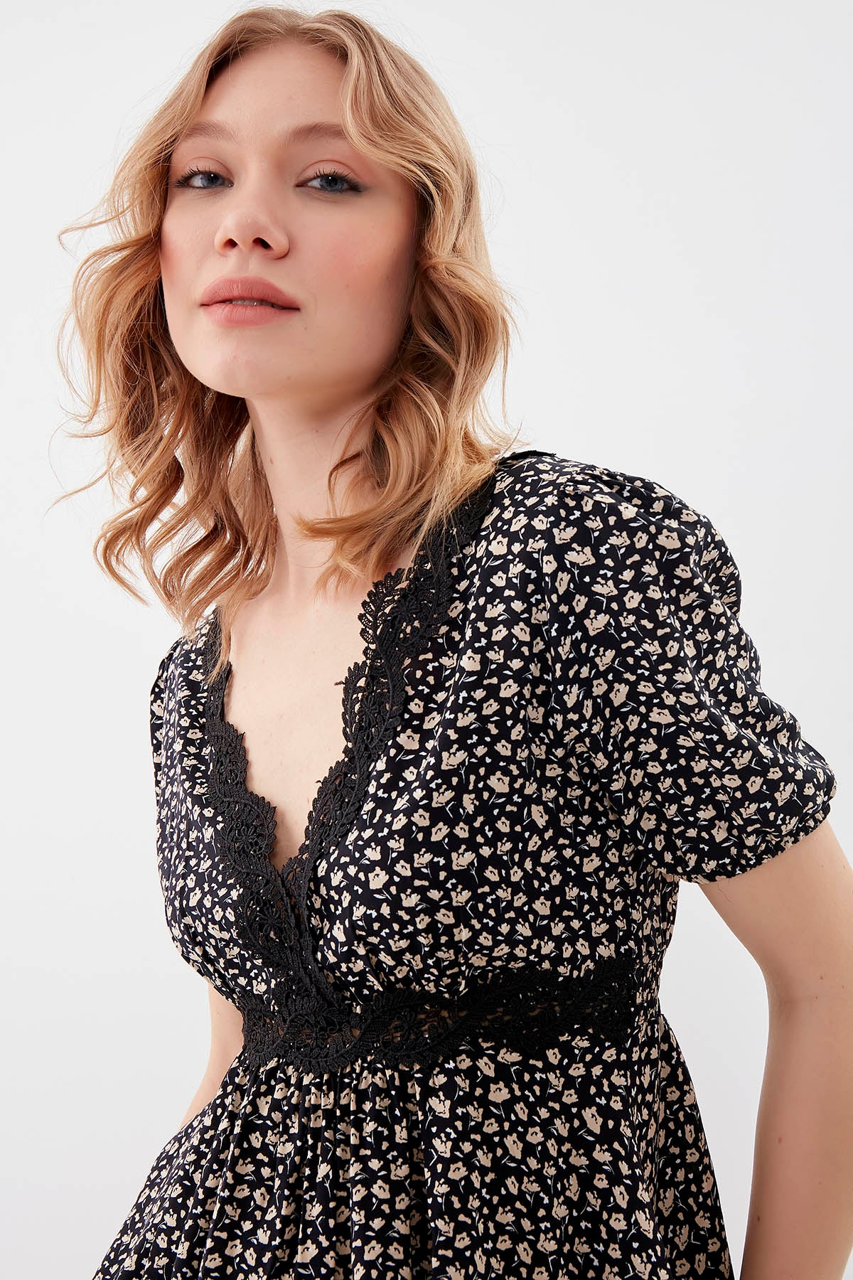 V COLLAR ELASTANE SLEEVE FLOWER PATTERNED BLOUSE