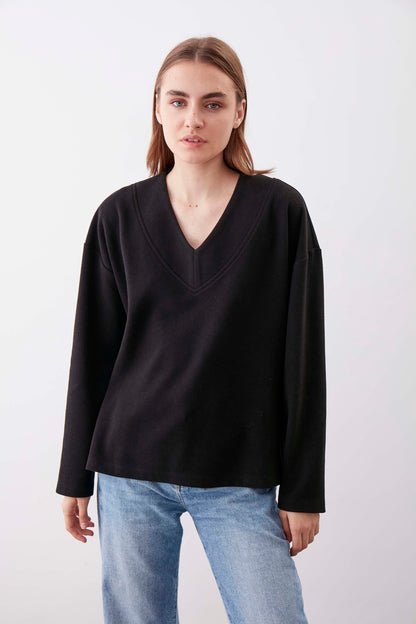 V COLLAR KNITTED BLOUSE