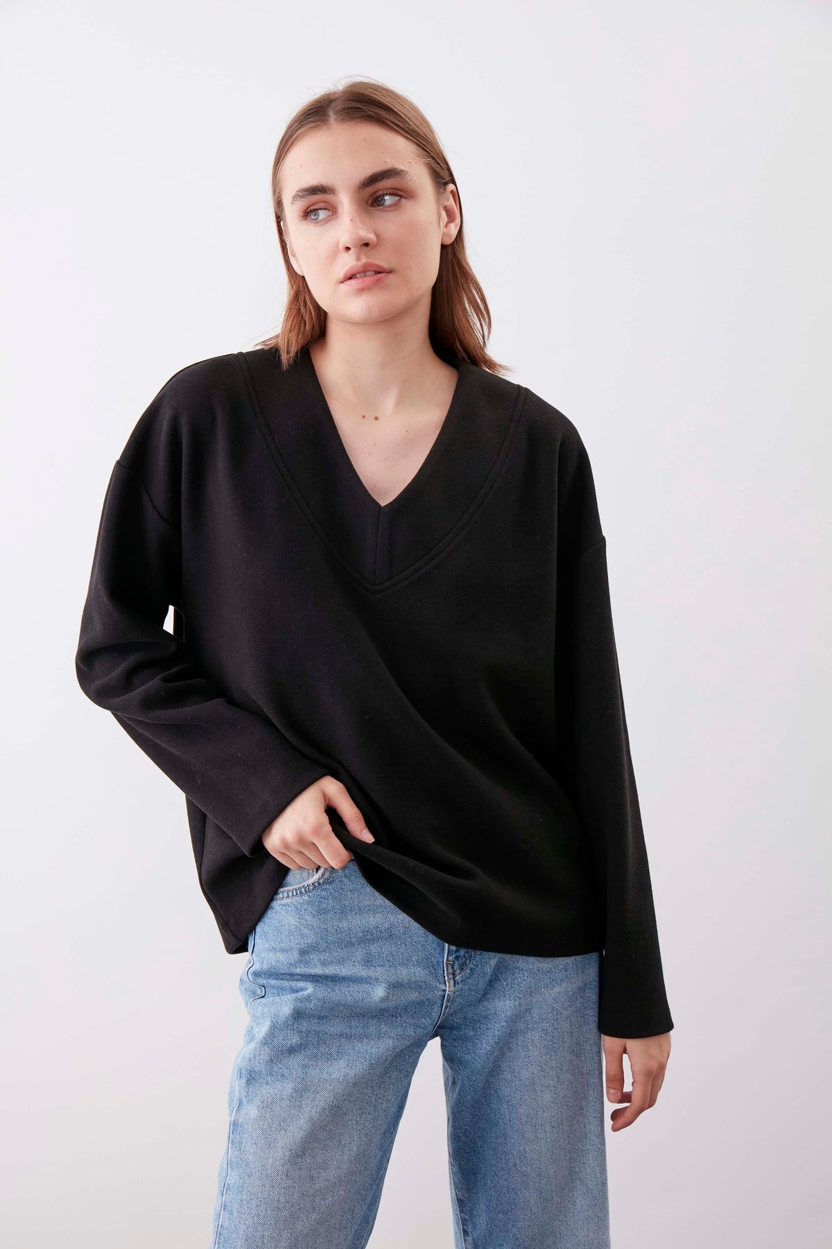 V COLLAR KNITTED BLOUSE