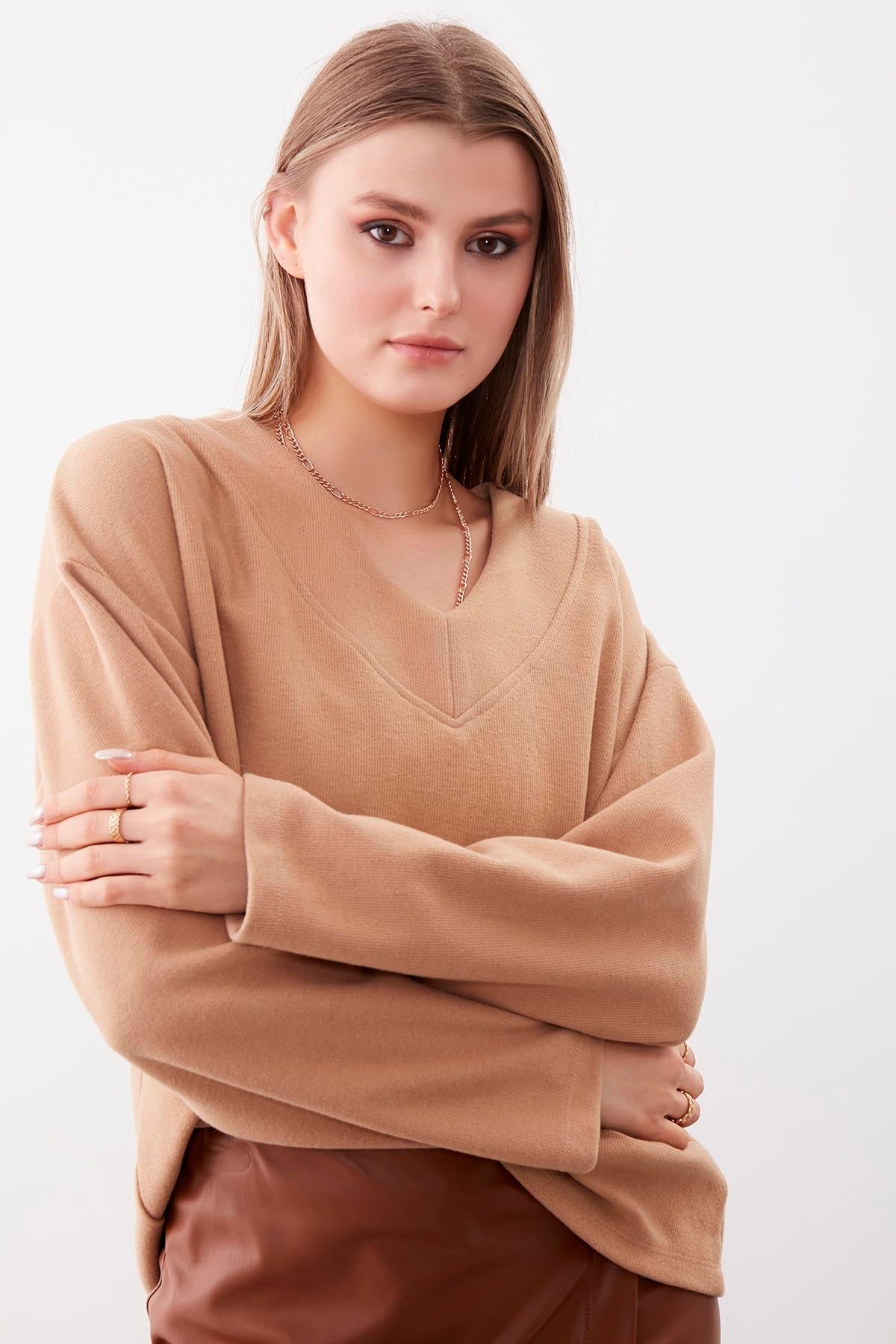 V COLLAR KNITTED BLOUSE