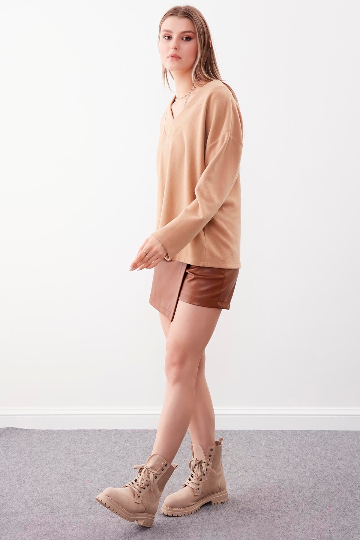 V COLLAR KNITTED BLOUSE