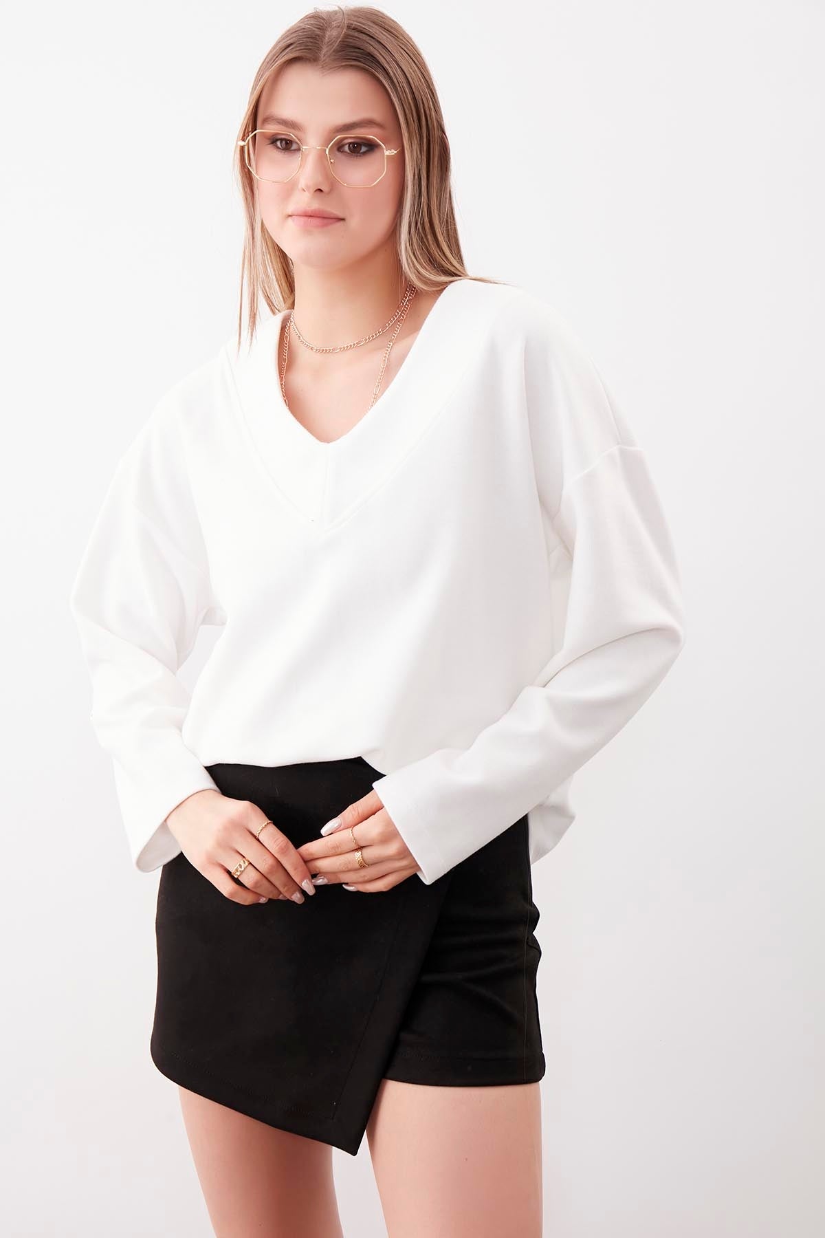V COLLAR KNITTED BLOUSE