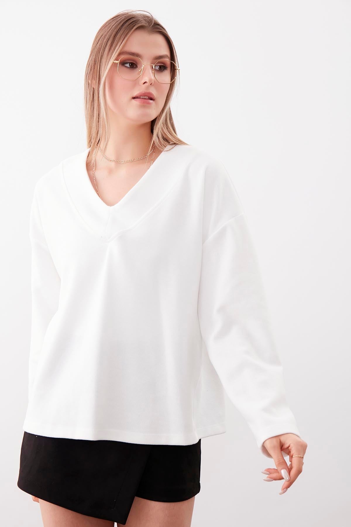 V COLLAR KNITTED BLOUSE