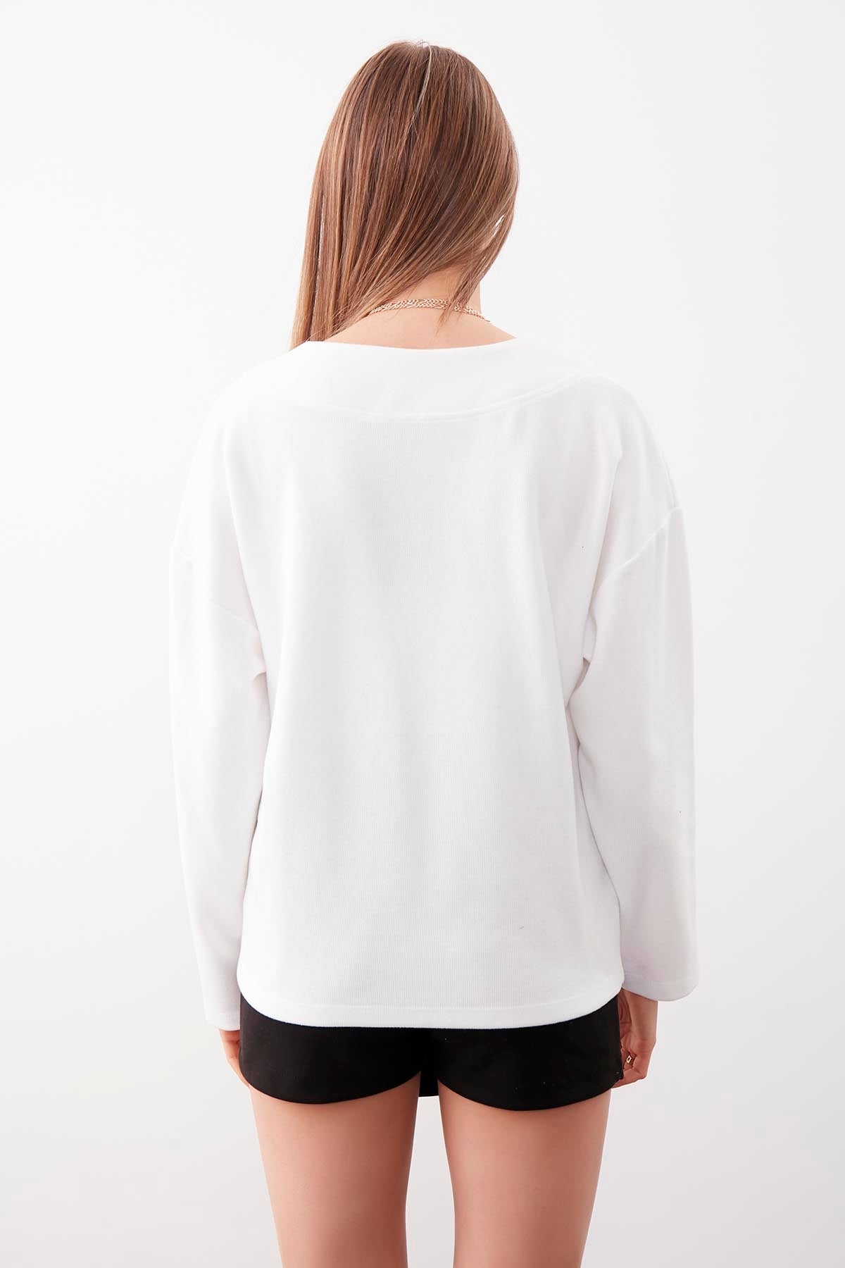 V COLLAR KNITTED BLOUSE