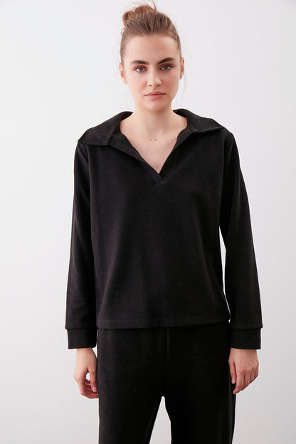 V COLLAR KNITTED BLOUSE