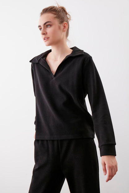 V COLLAR KNITTED BLOUSE