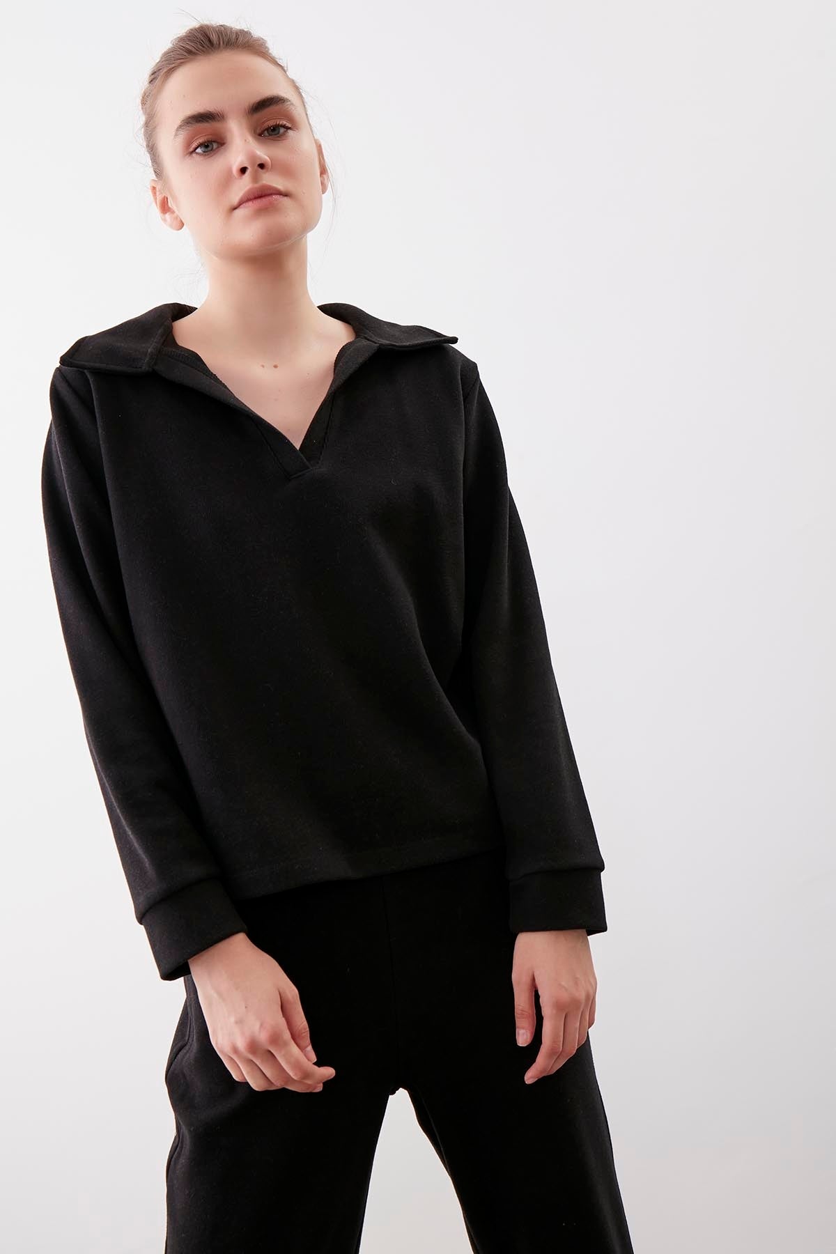 V COLLAR KNITTED BLOUSE