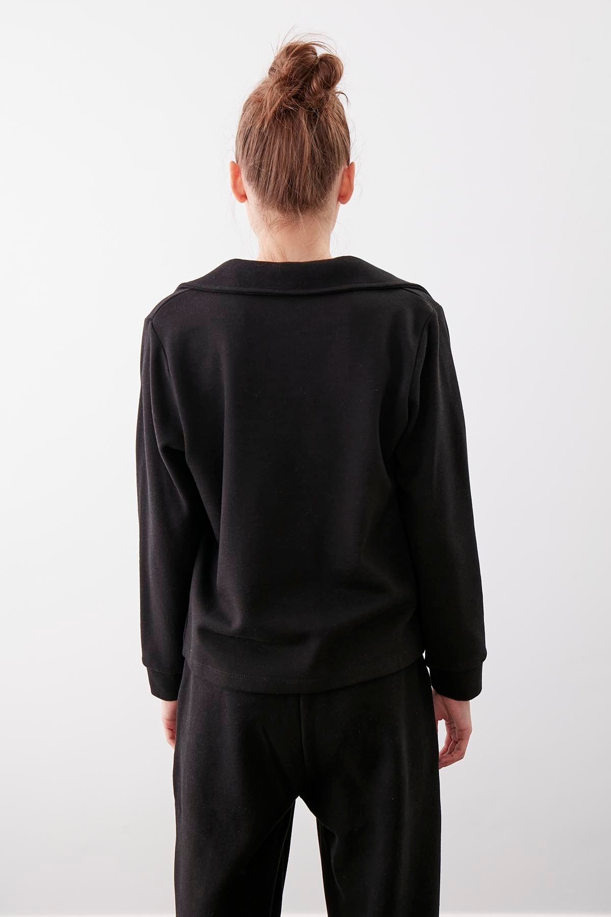V COLLAR KNITTED BLOUSE