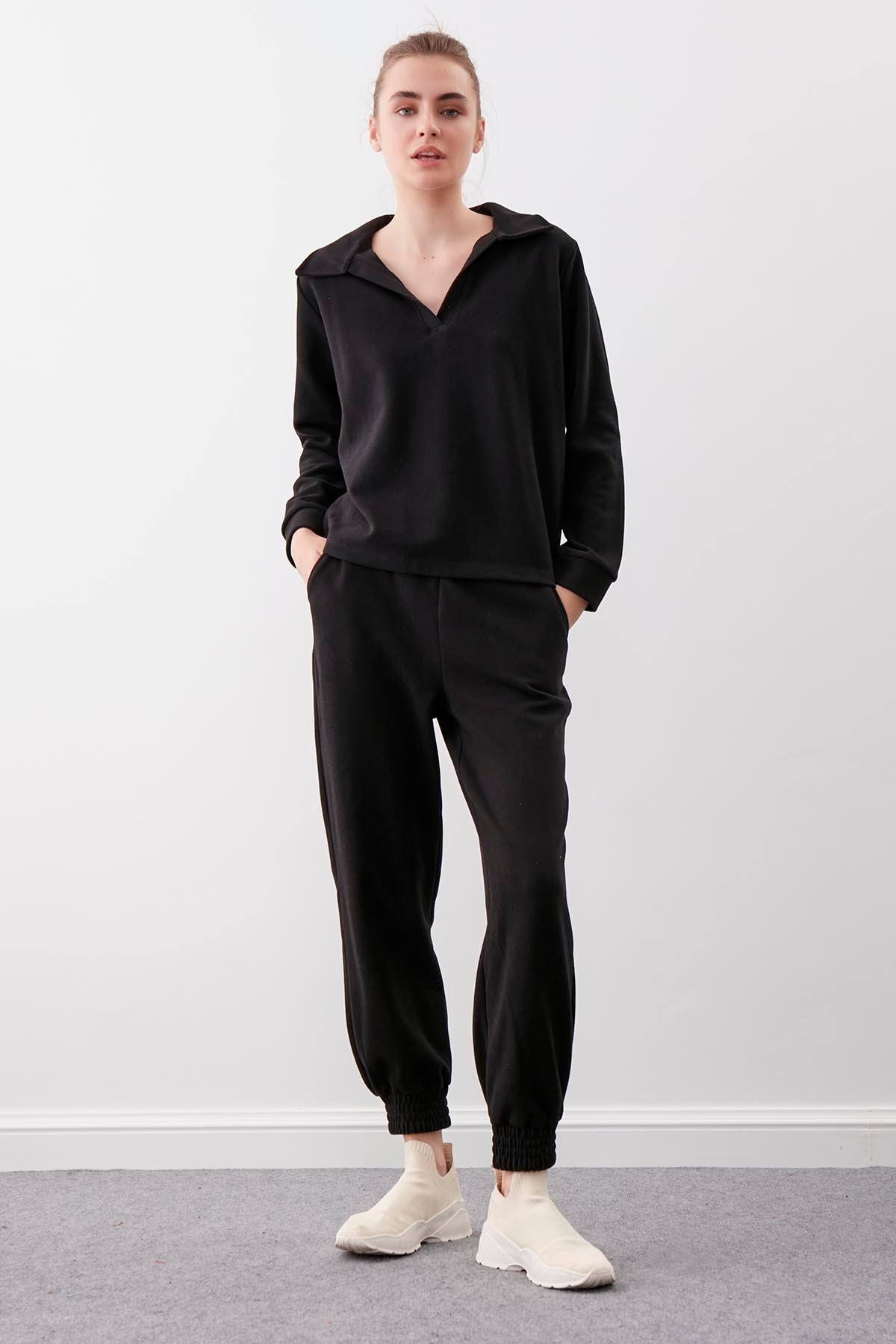 V COLLAR KNITTED BLOUSE