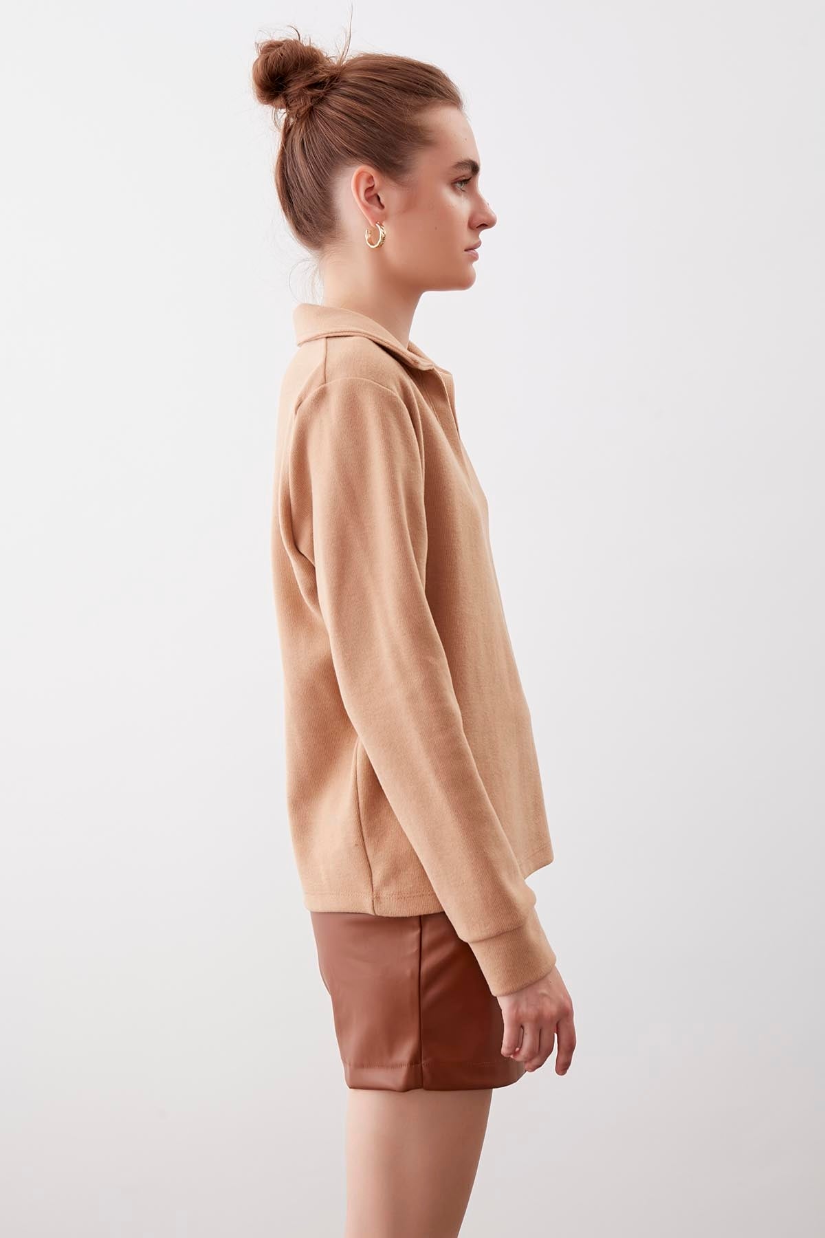 V COLLAR KNITTED BLOUSE