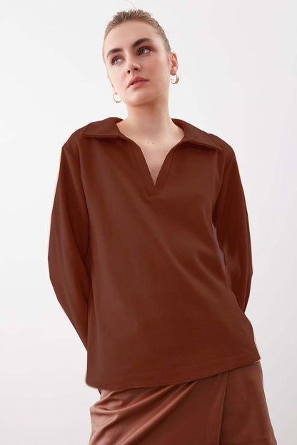 V COLLAR KNITTED BLOUSE