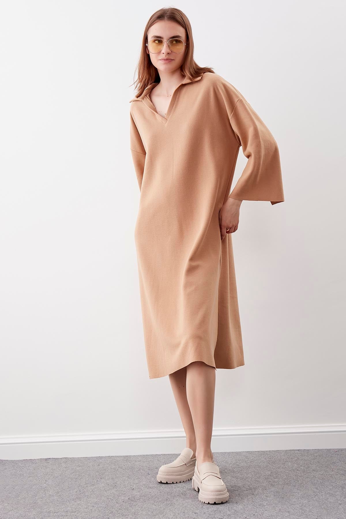 V COLLAR KNITTED DRESS
