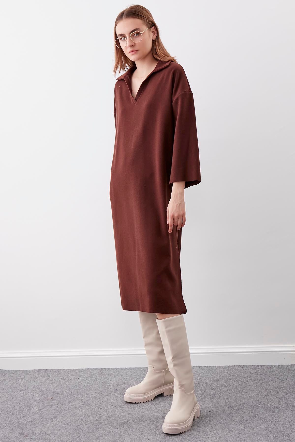 V COLLAR KNITTED DRESS