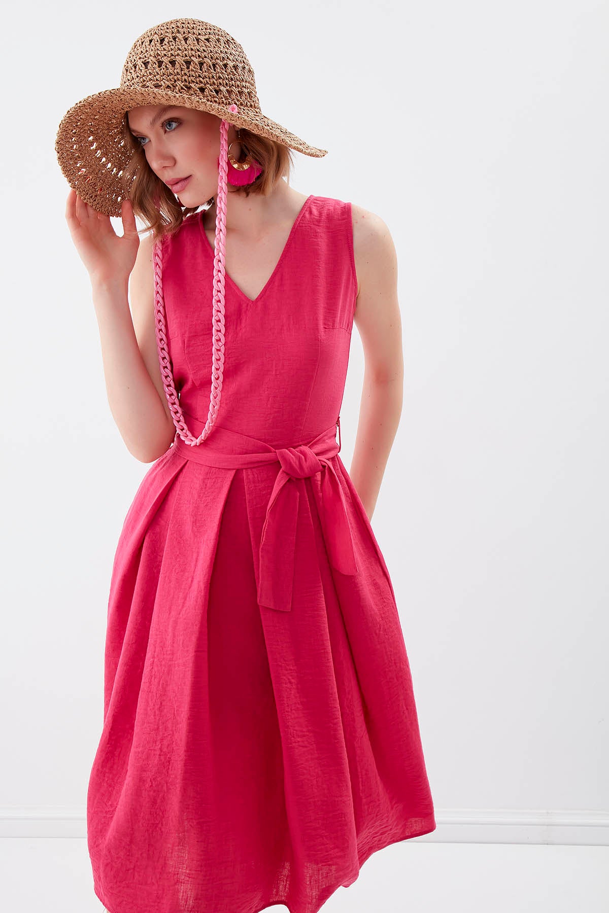 V COLLAR  PLEATED DRESS WITH TIE