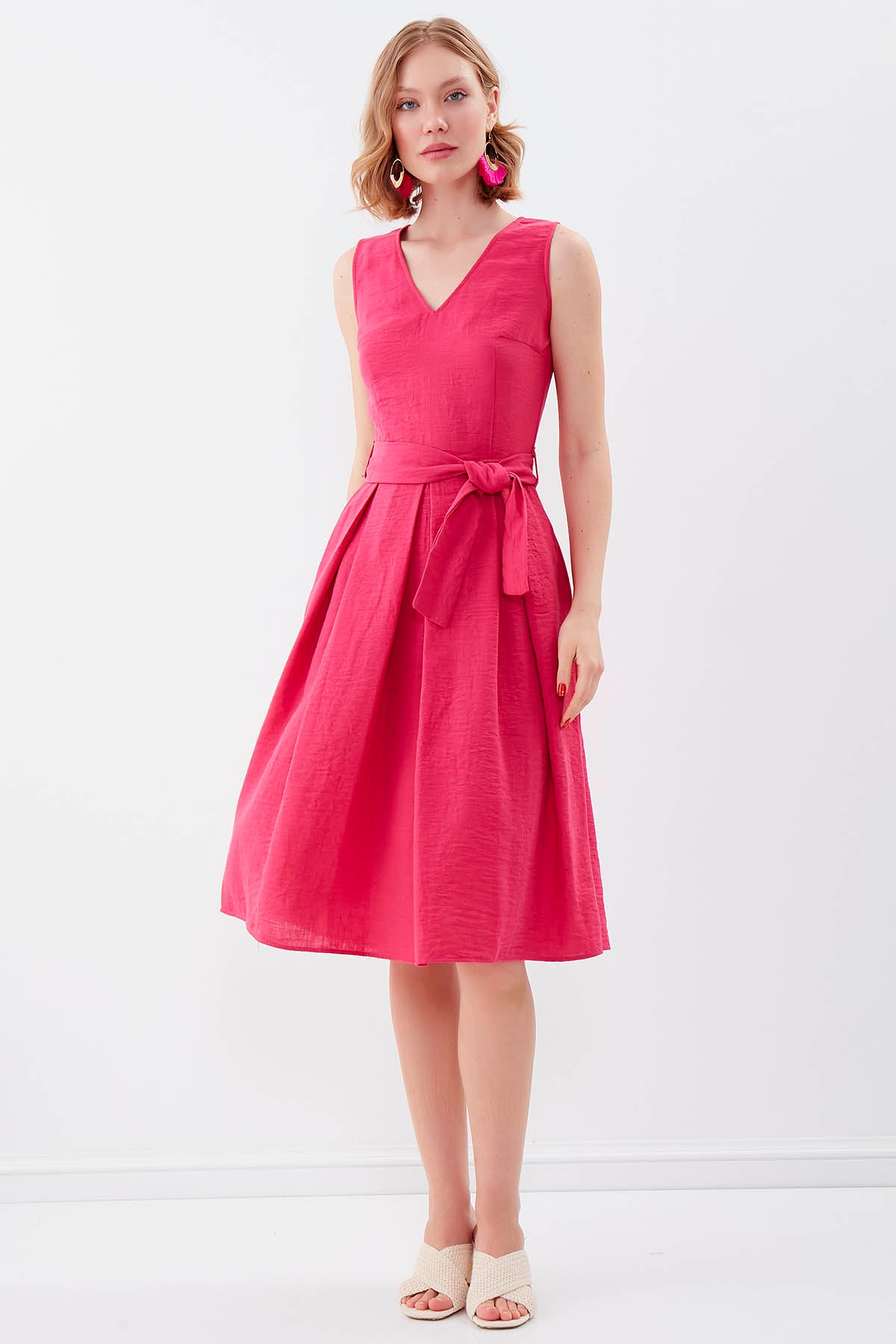 V COLLAR  PLEATED DRESS WITH TIE