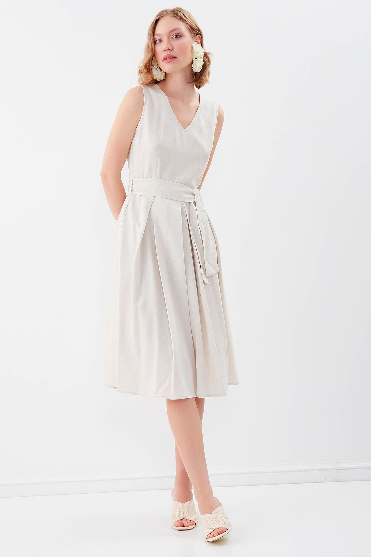 V COLLAR  PLEATED DRESS WITH TIE