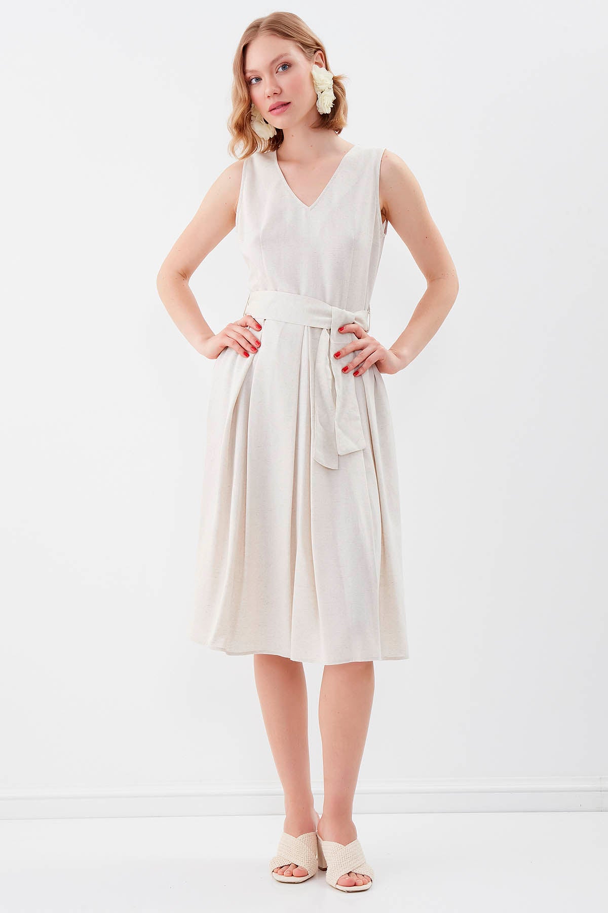 V COLLAR  PLEATED DRESS WITH TIE