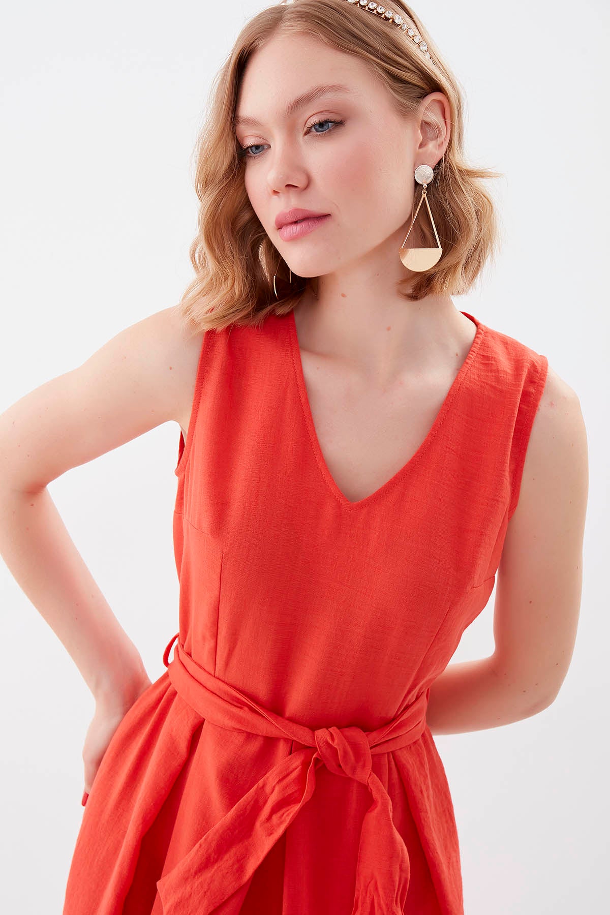 V COLLAR  PLEATED DRESS WITH TIE