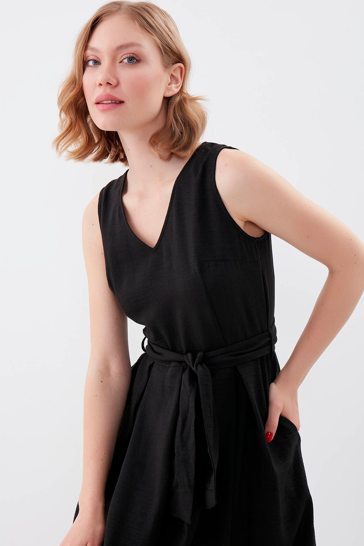 V COLLAR  PLEATED DRESS WITH TIE