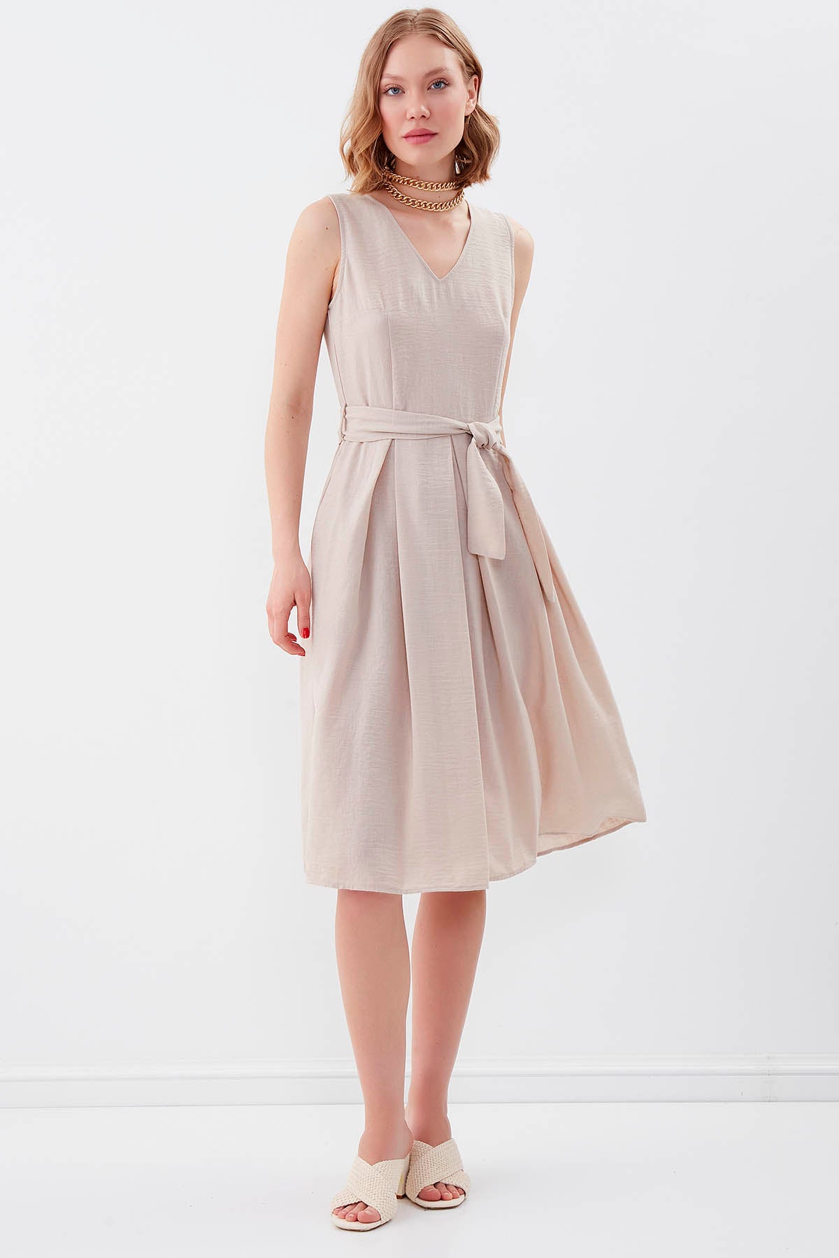 V COLLAR  PLEATED DRESS WITH TIE