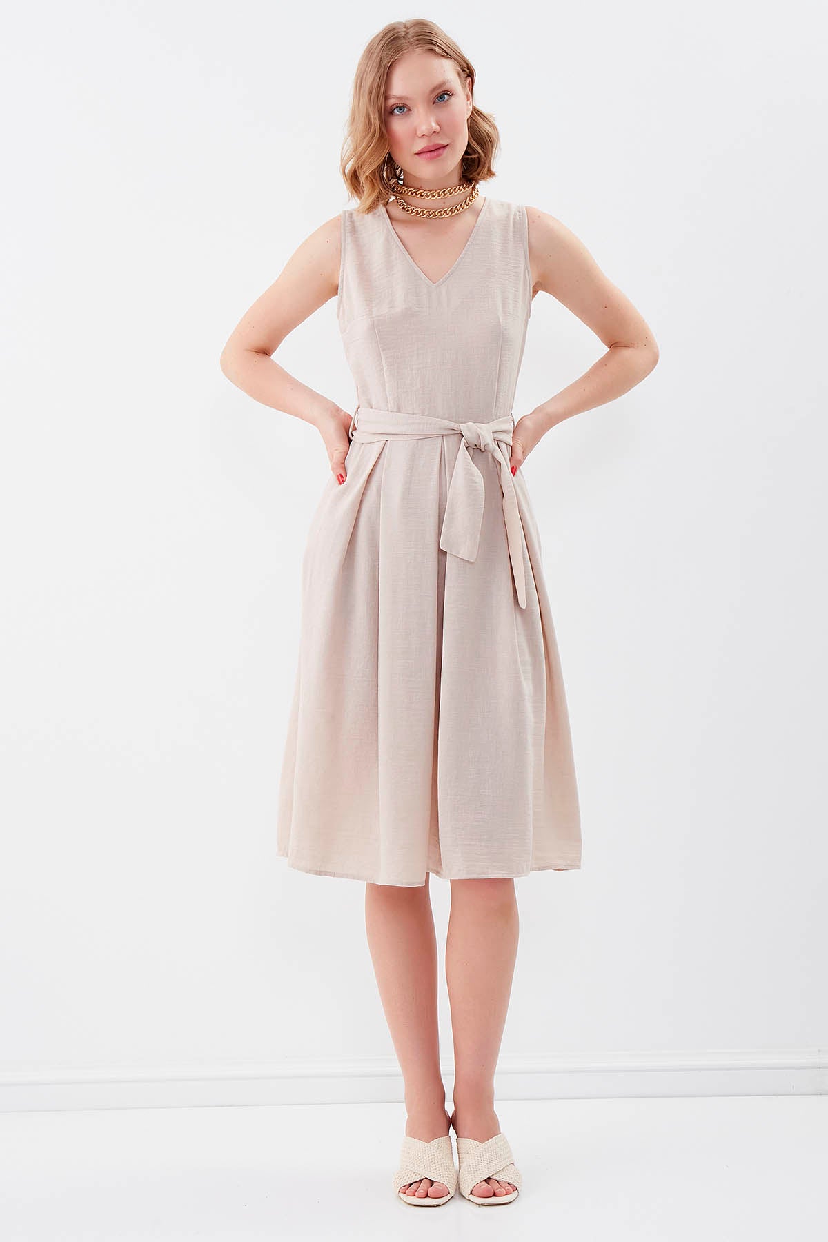 V COLLAR  PLEATED DRESS WITH TIE