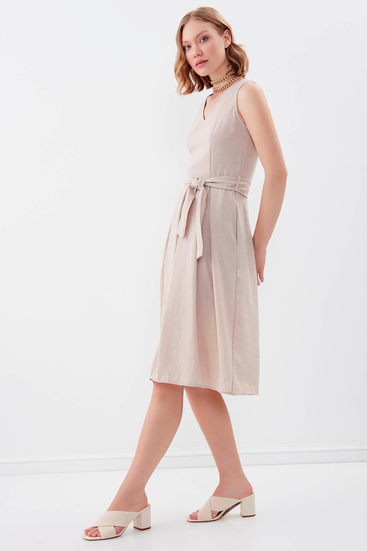 V COLLAR  PLEATED DRESS WITH TIE