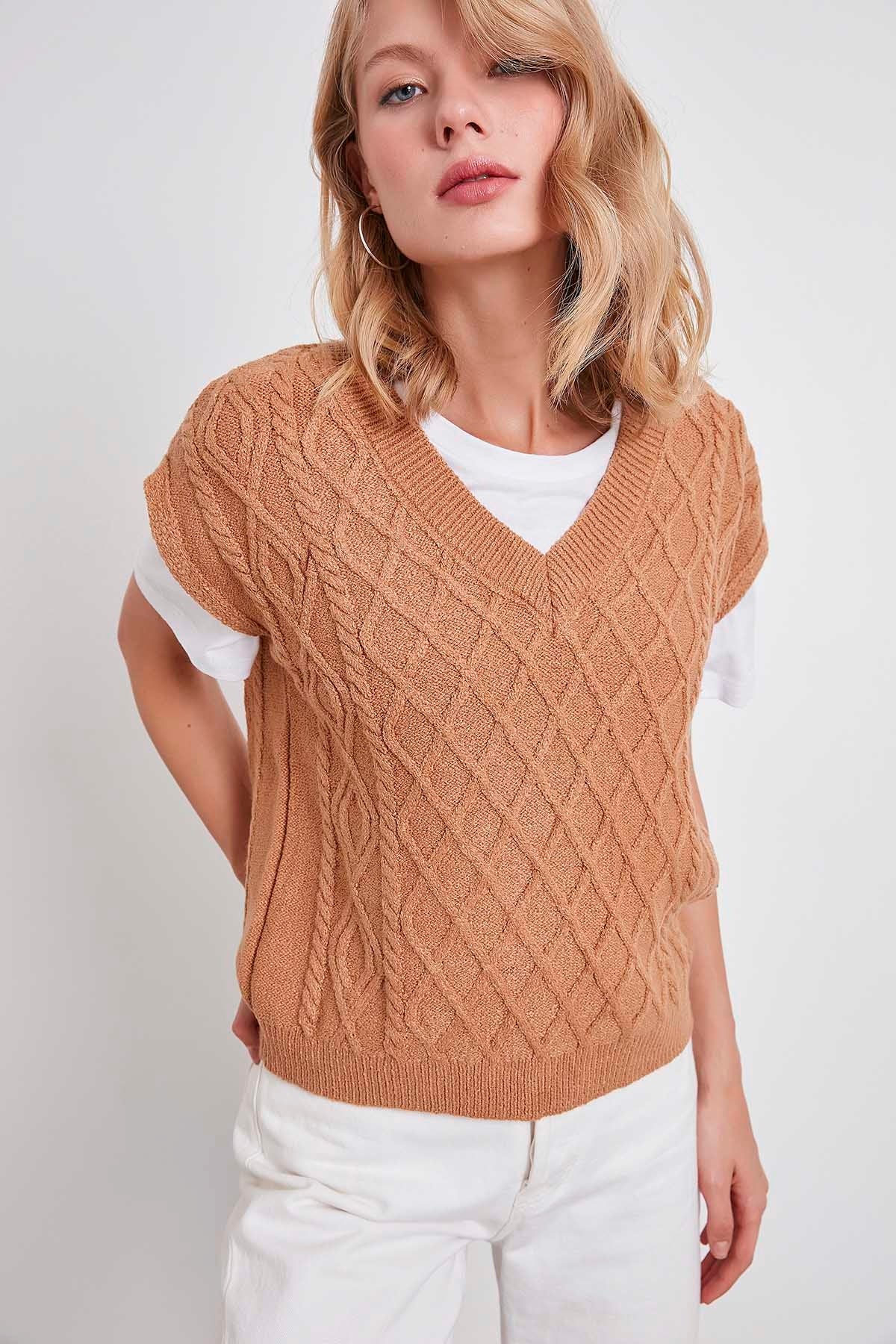V COLLAR RELAX FIT KNITTED SWEATER