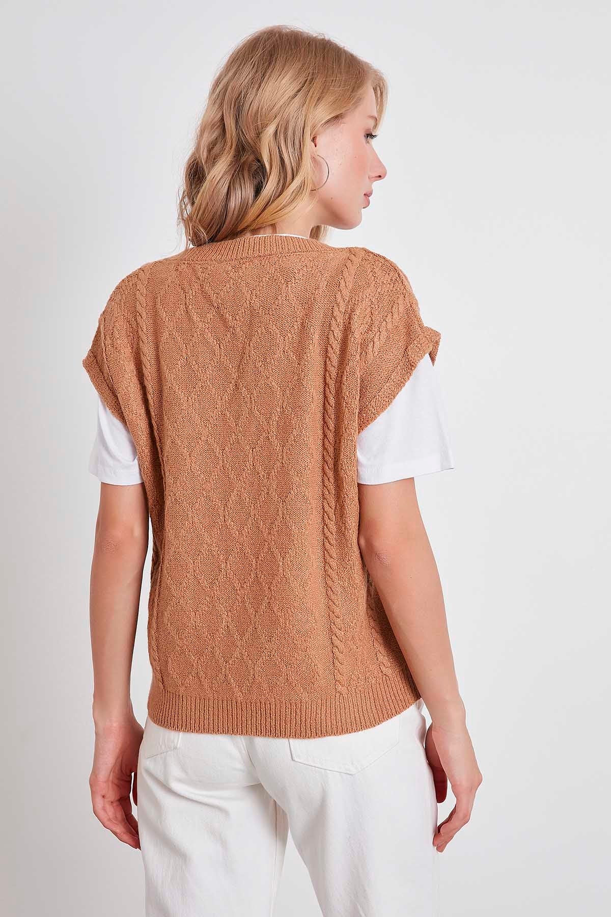 V COLLAR RELAX FIT KNITTED SWEATER