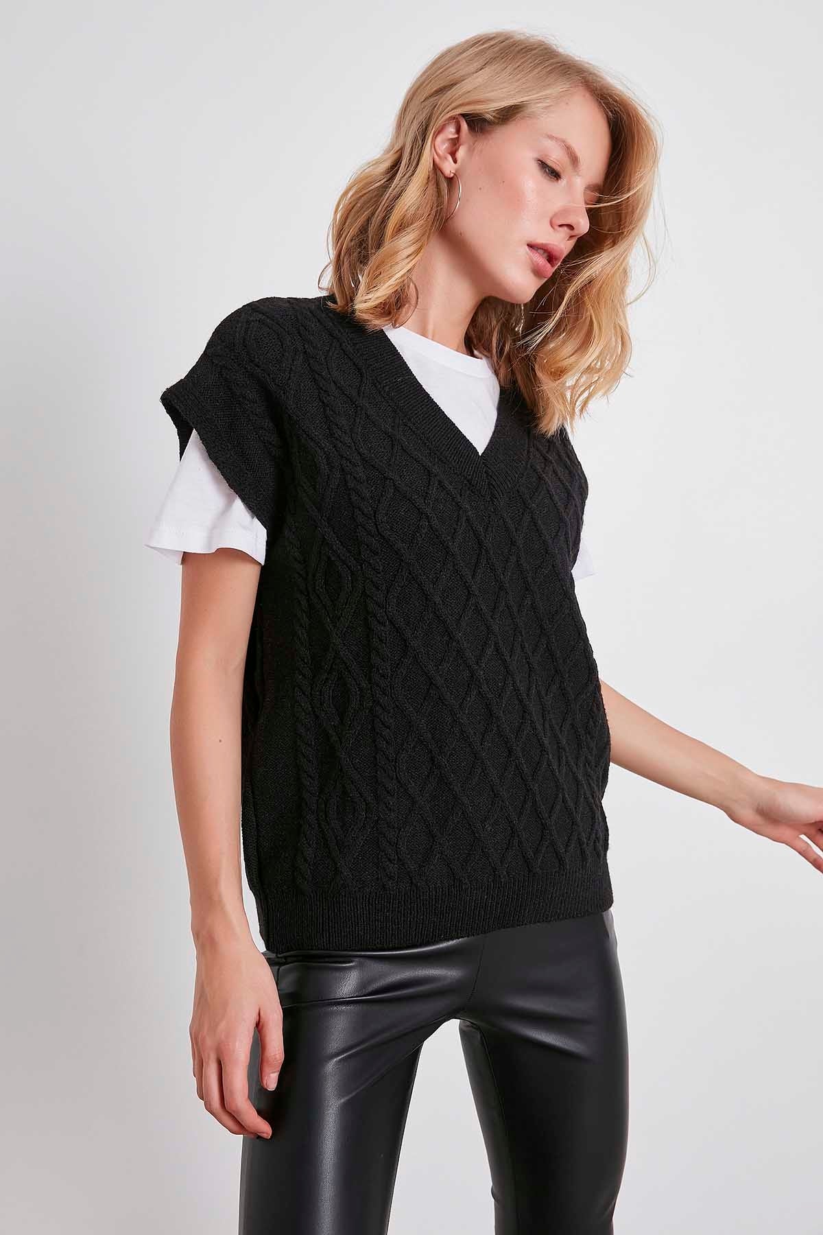 V COLLAR RELAX FIT KNITTED SWEATER