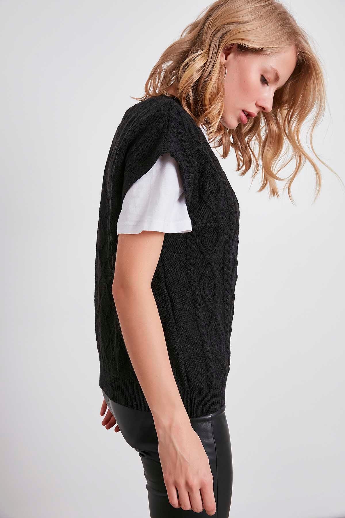 V COLLAR RELAX FIT KNITTED SWEATER