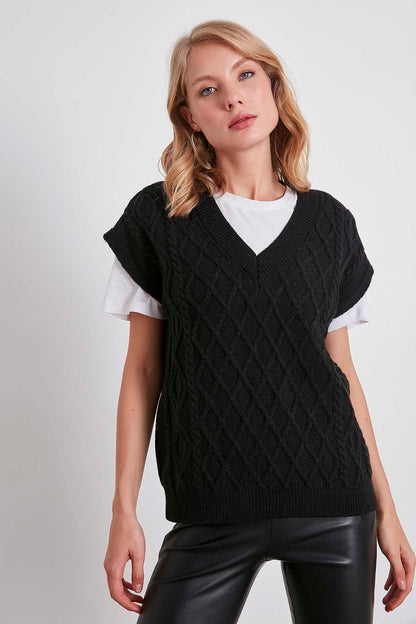 V COLLAR RELAX FIT KNITTED SWEATER
