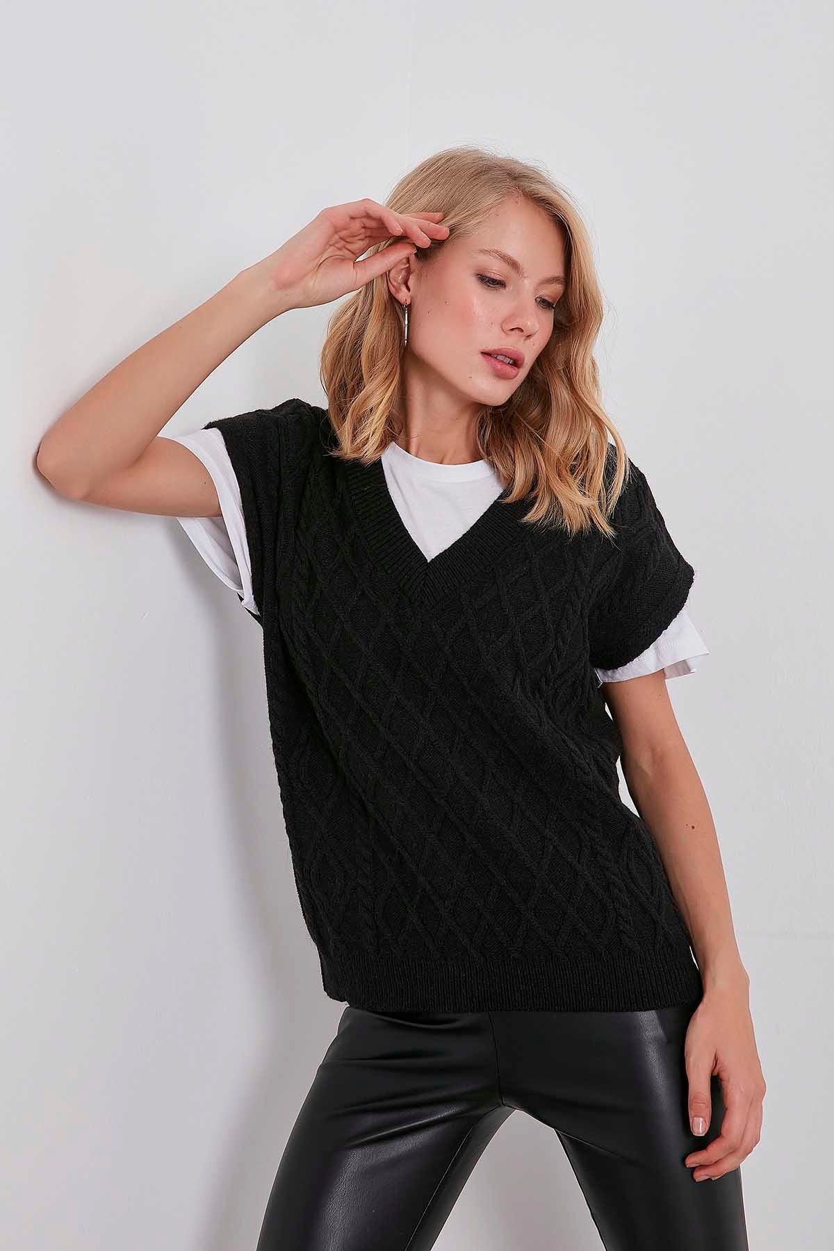 V COLLAR RELAX FIT KNITTED SWEATER
