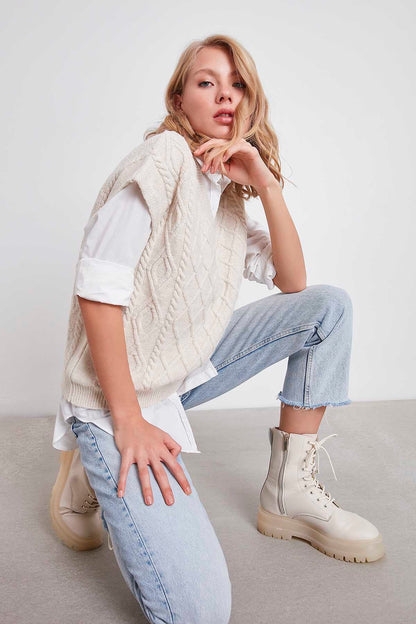 V COLLAR RELAX FIT KNITTED SWEATER