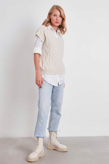 V COLLAR RELAX FIT KNITTED SWEATER