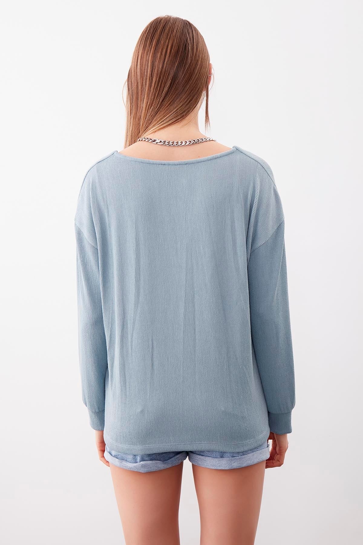 V COLLAR BLOUSE