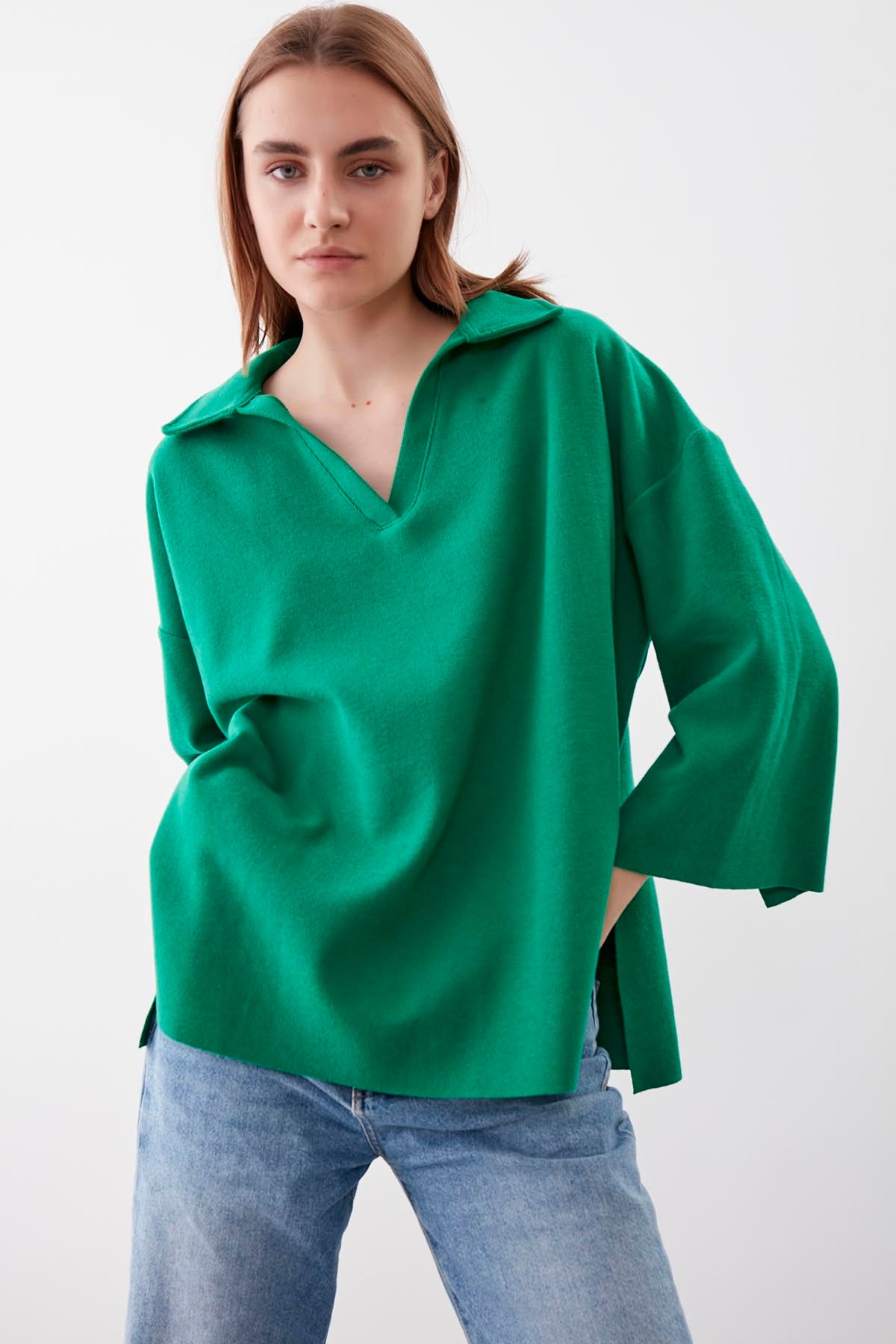 V COLLAR HALF-SLEEVE KNITTED BLOUSE