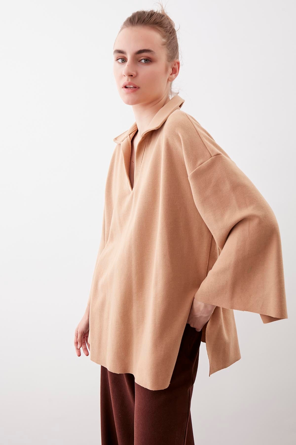 V COLLAR HALF-SLEEVE KNITTED BLOUSE