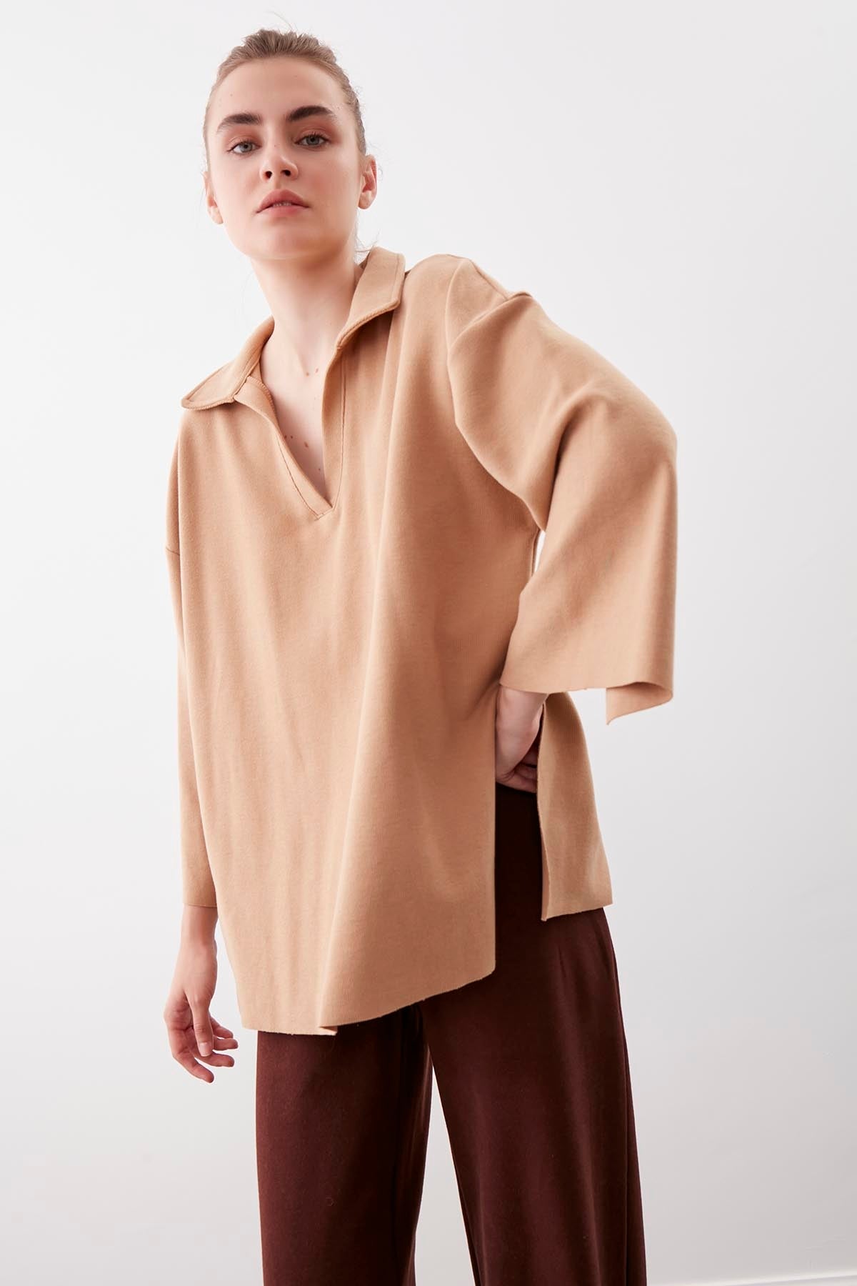 V COLLAR HALF-SLEEVE KNITTED BLOUSE