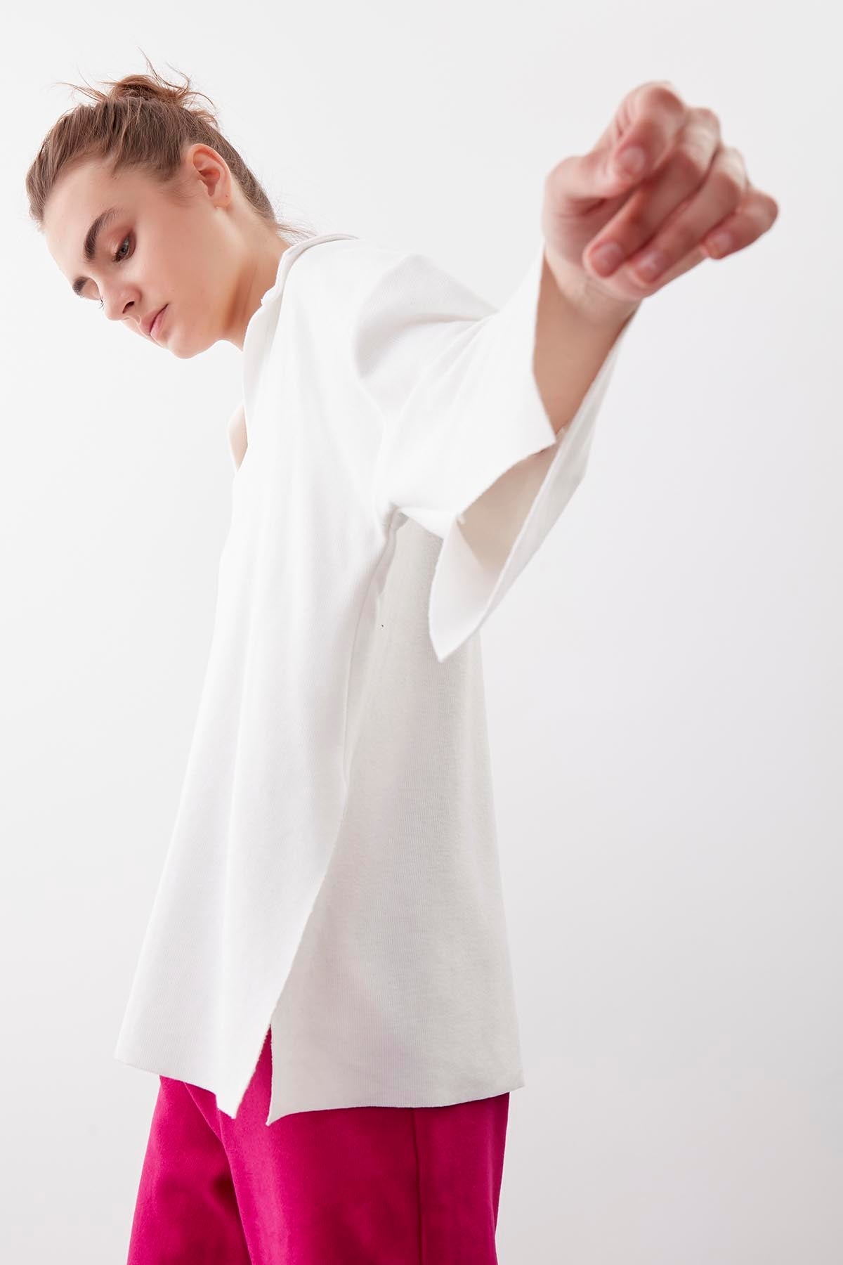 V COLLAR HALF-SLEEVE KNITTED BLOUSE