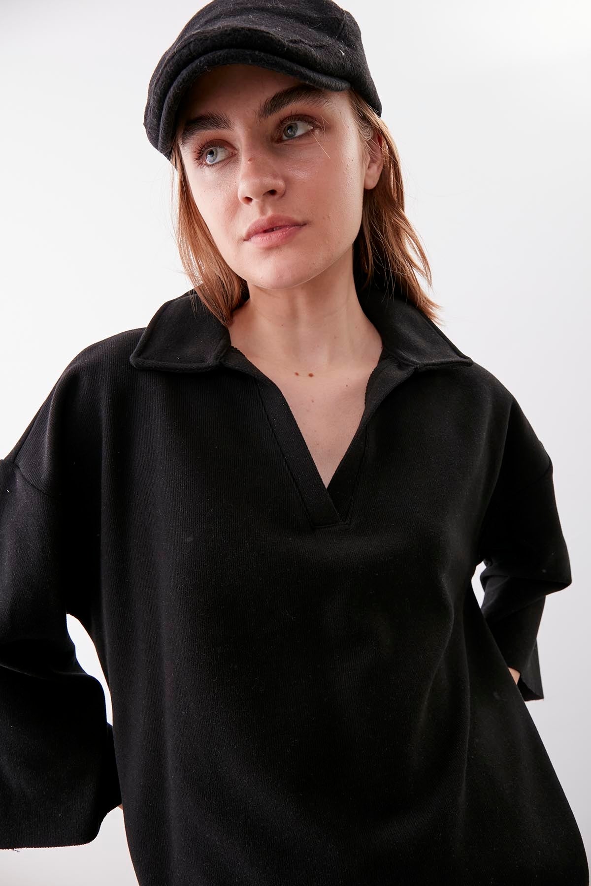 V COLLAR HALF-SLEEVE KNITTED BLOUSE