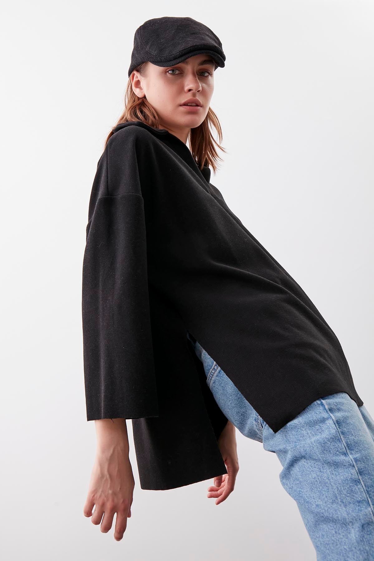 V COLLAR HALF-SLEEVE KNITTED BLOUSE