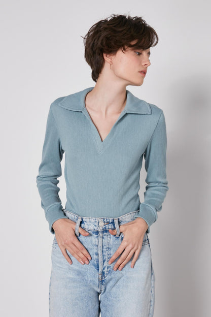 V-COLLAR FIT KNITTED BLOUSE