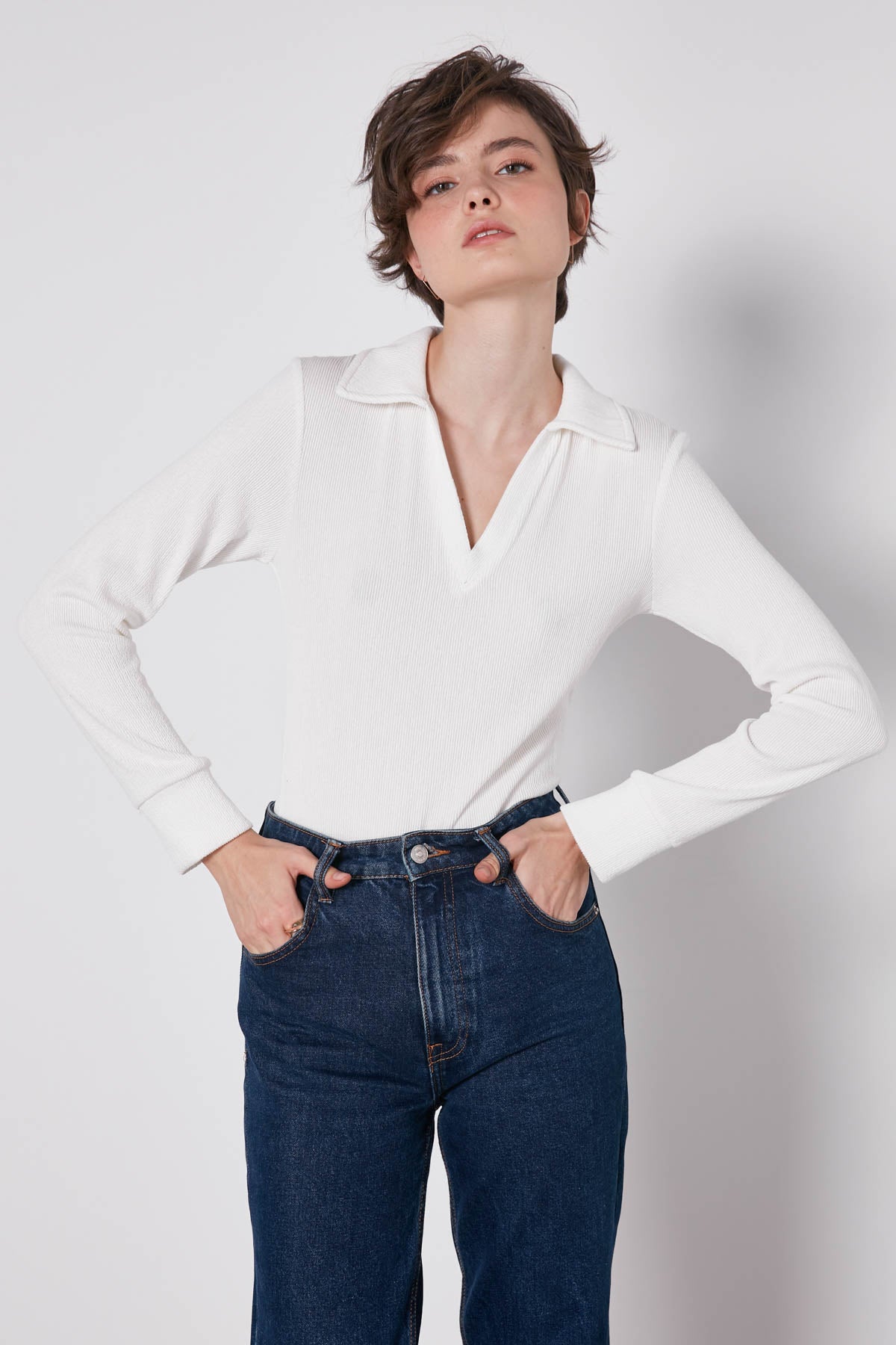 V-COLLAR FIT KNITTED BLOUSE