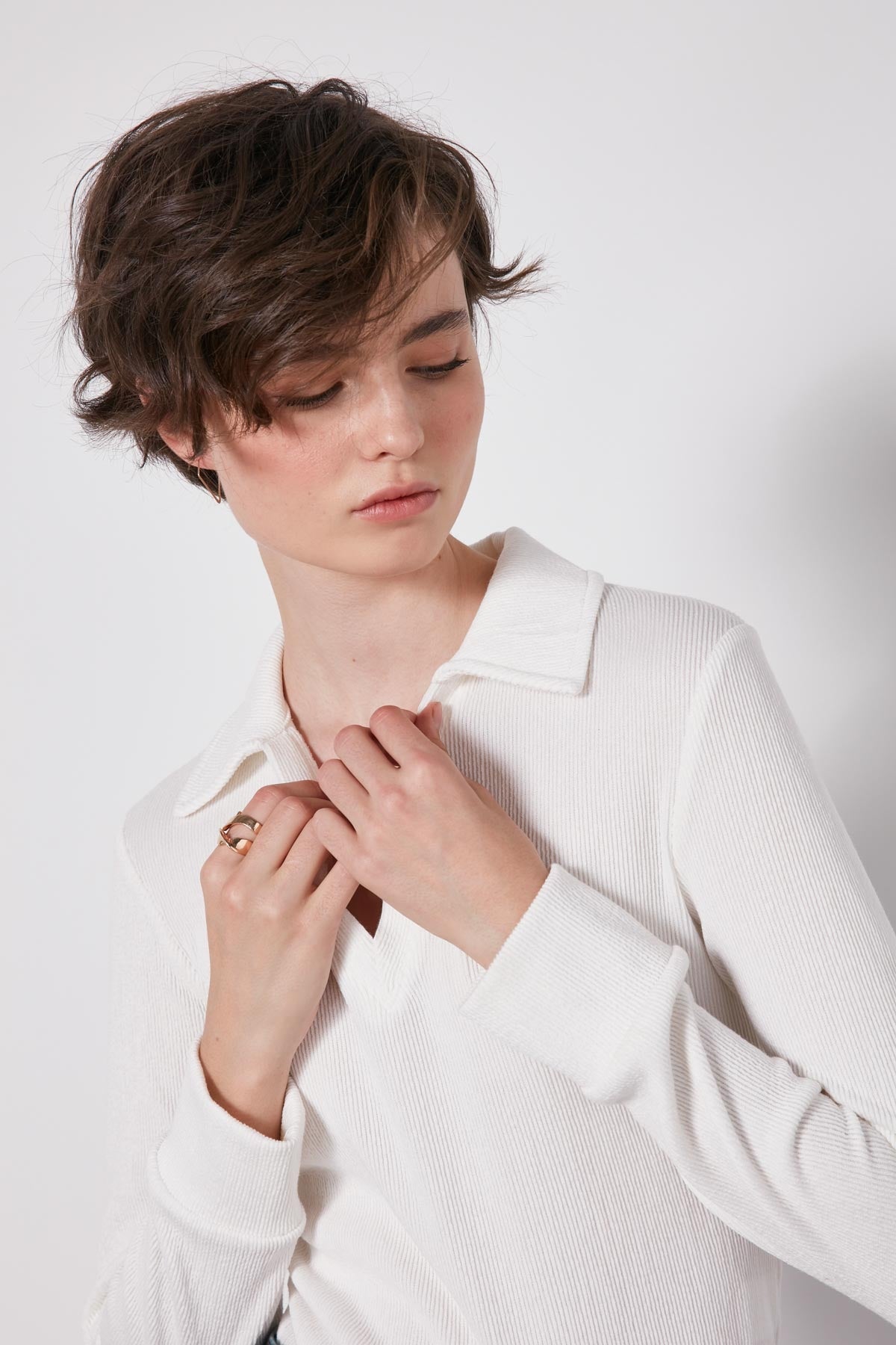 V-COLLAR FIT KNITTED BLOUSE