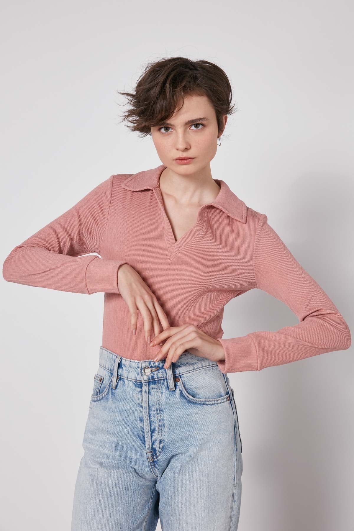 V-COLLAR FIT KNITTED BLOUSE