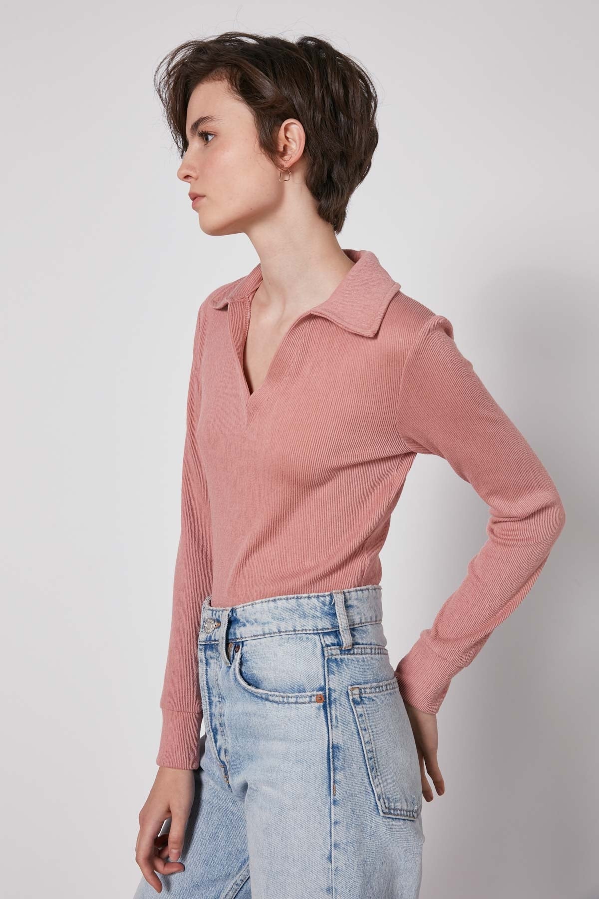V-COLLAR FIT KNITTED BLOUSE