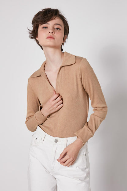 V-COLLAR FIT KNITTED BLOUSE