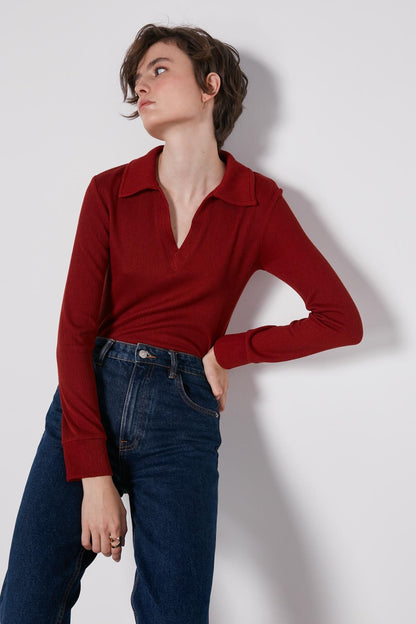V-COLLAR FIT KNITTED BLOUSE