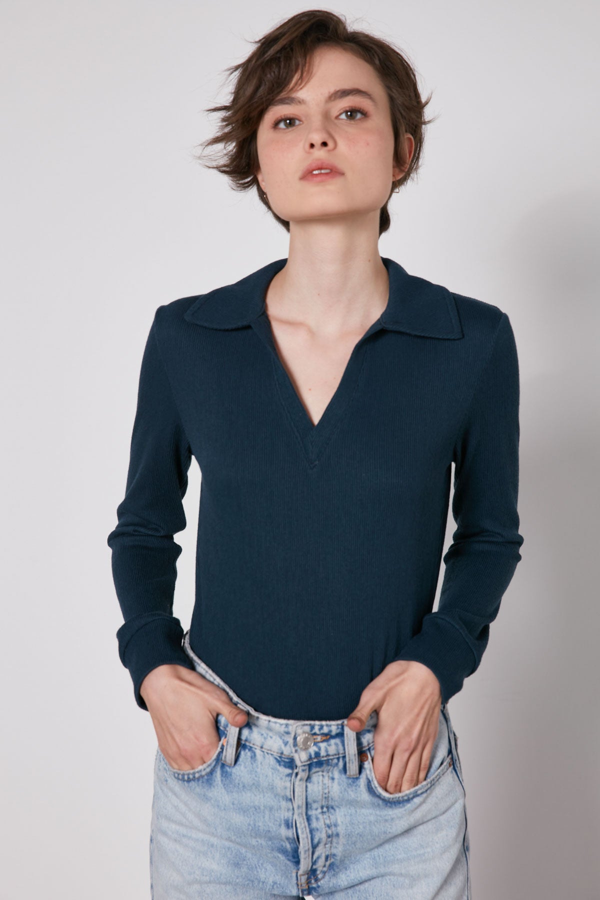 V-COLLAR FIT KNITTED BLOUSE