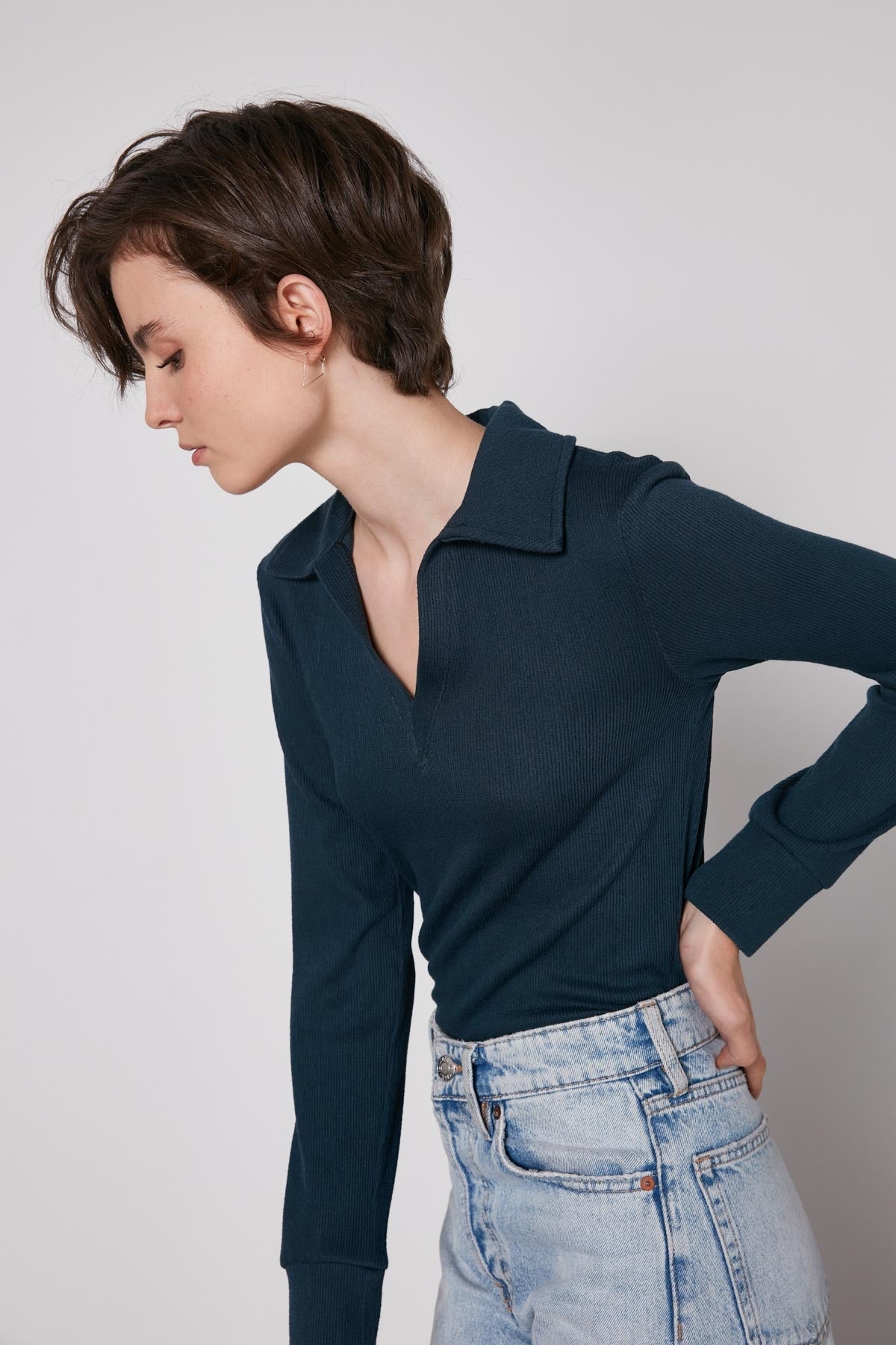 V-COLLAR FIT KNITTED BLOUSE